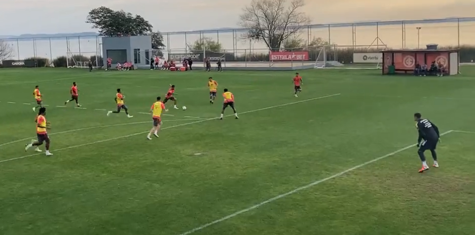 Jovens alçados da equipe sub-20 participam de gol no treino do Inter
