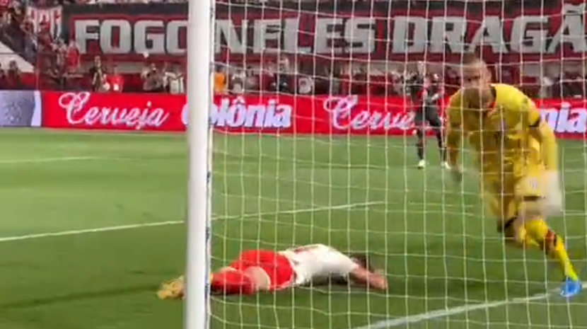 Vídeo: Centroavante do Inter perde “gol feito” contra o Atlético-GO