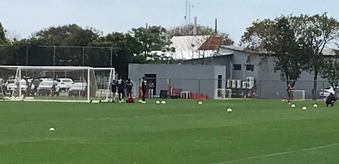 O jogador do Inter que apareceu no gramado do CT, mas que não deve atuar diante do Bragantino