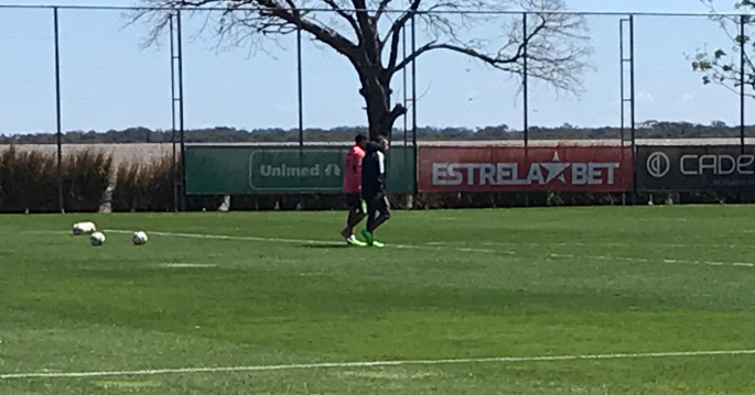 Taison leva pancada e deixa o treino do Inter mais cedo