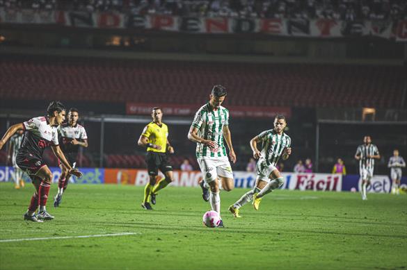 Atacante emprestado pelo Inter é afastado do seu clube
