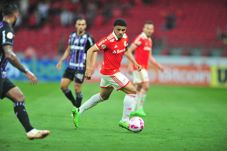 A brincadeira de Taison com o presidente do Inter na zona mista do Beira-Rio