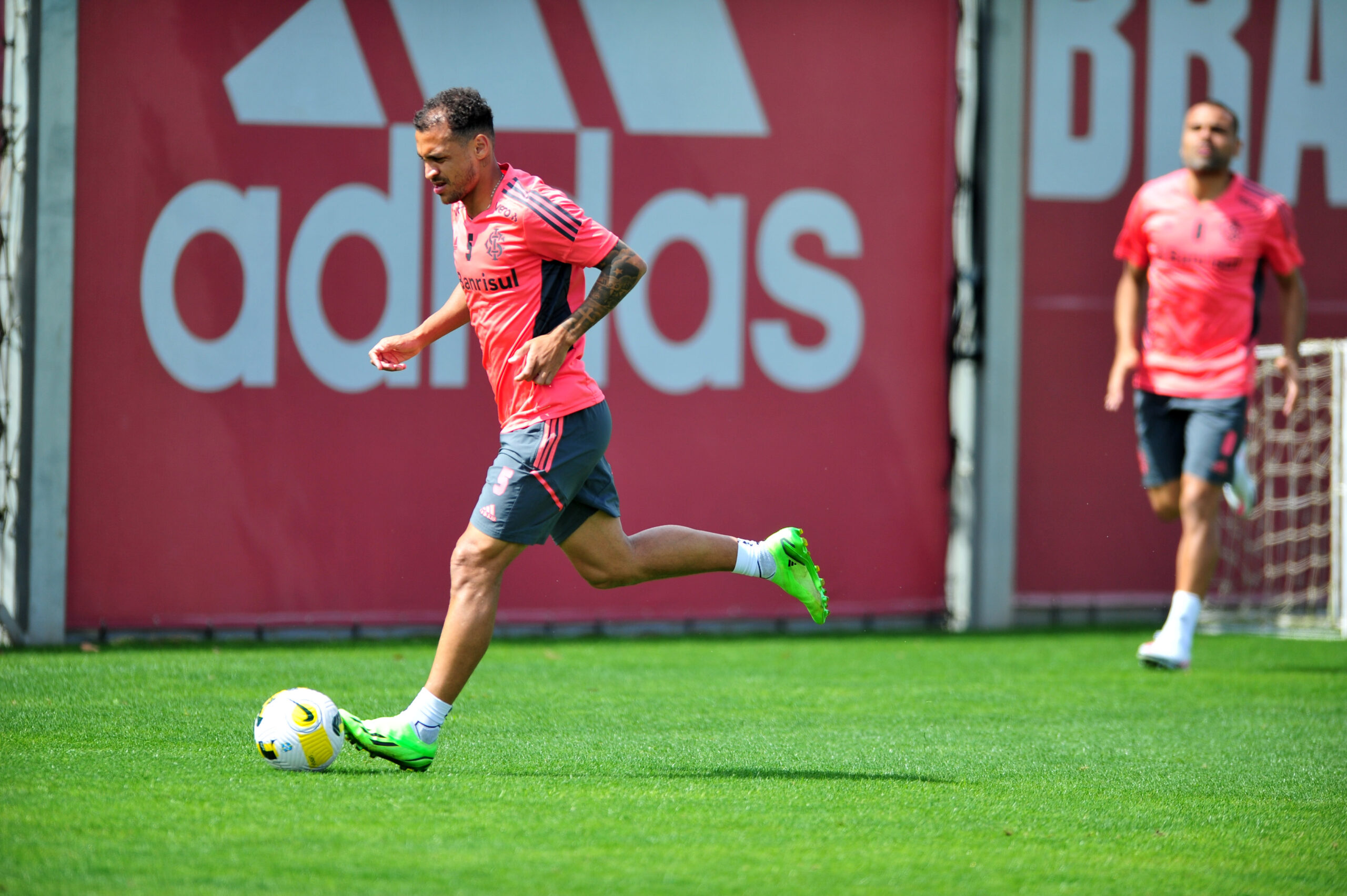 Os pendurados do Inter que podem ficar de fora do jogo contra o Goiás