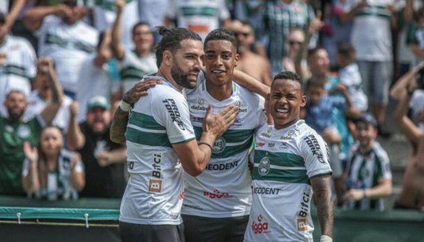 Com ex-Inter, Coritiba está escalado para o jogo de logo mais