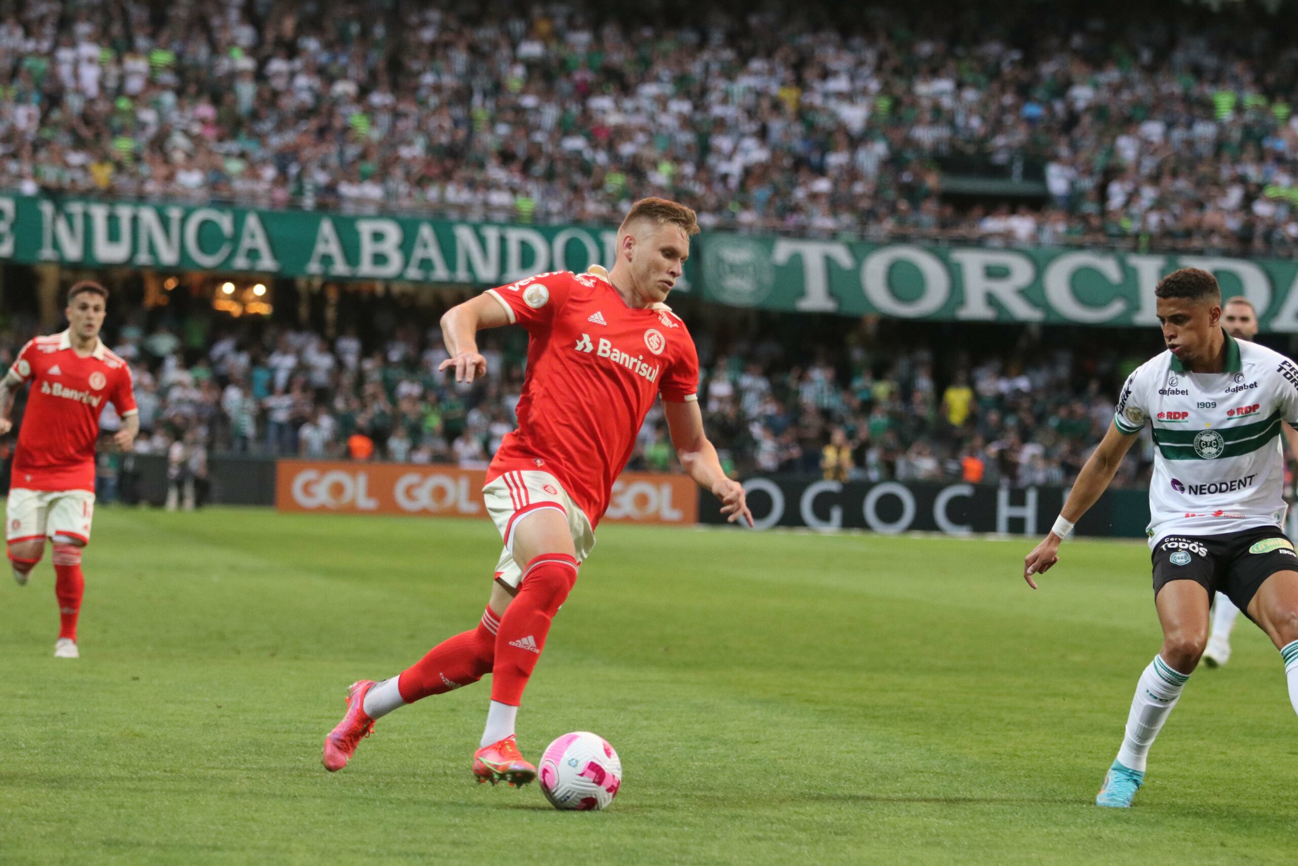 Comentarista de arbitragem analisa gol anulado do Inter contra o Coritiba