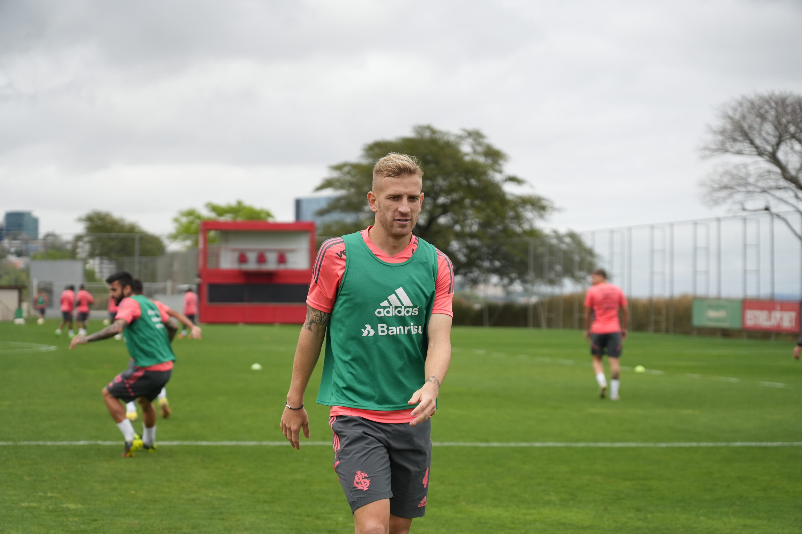 O gesto do atacante do Inter antes partida contra o Athletico que chamou a atenção