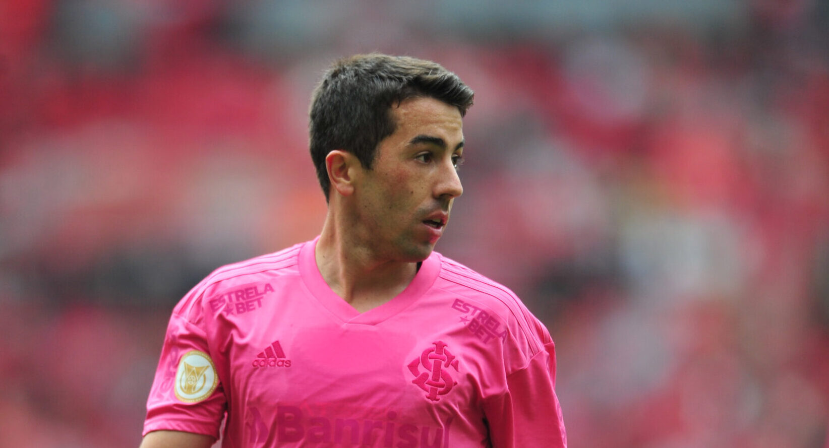 Inter divulga nota sobre situações de Gabriel e Carlos de Pena, que devem deixar o clube gaúcho