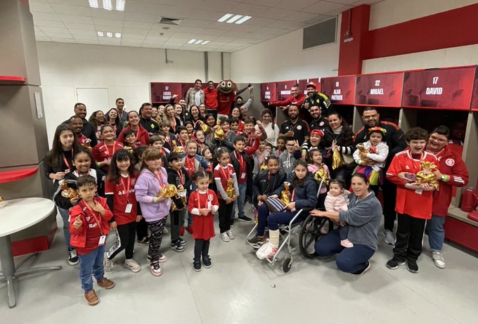 Dia das Crianças: De Pena e Taison fazem surpresa a filhos de colaboradores do Inter