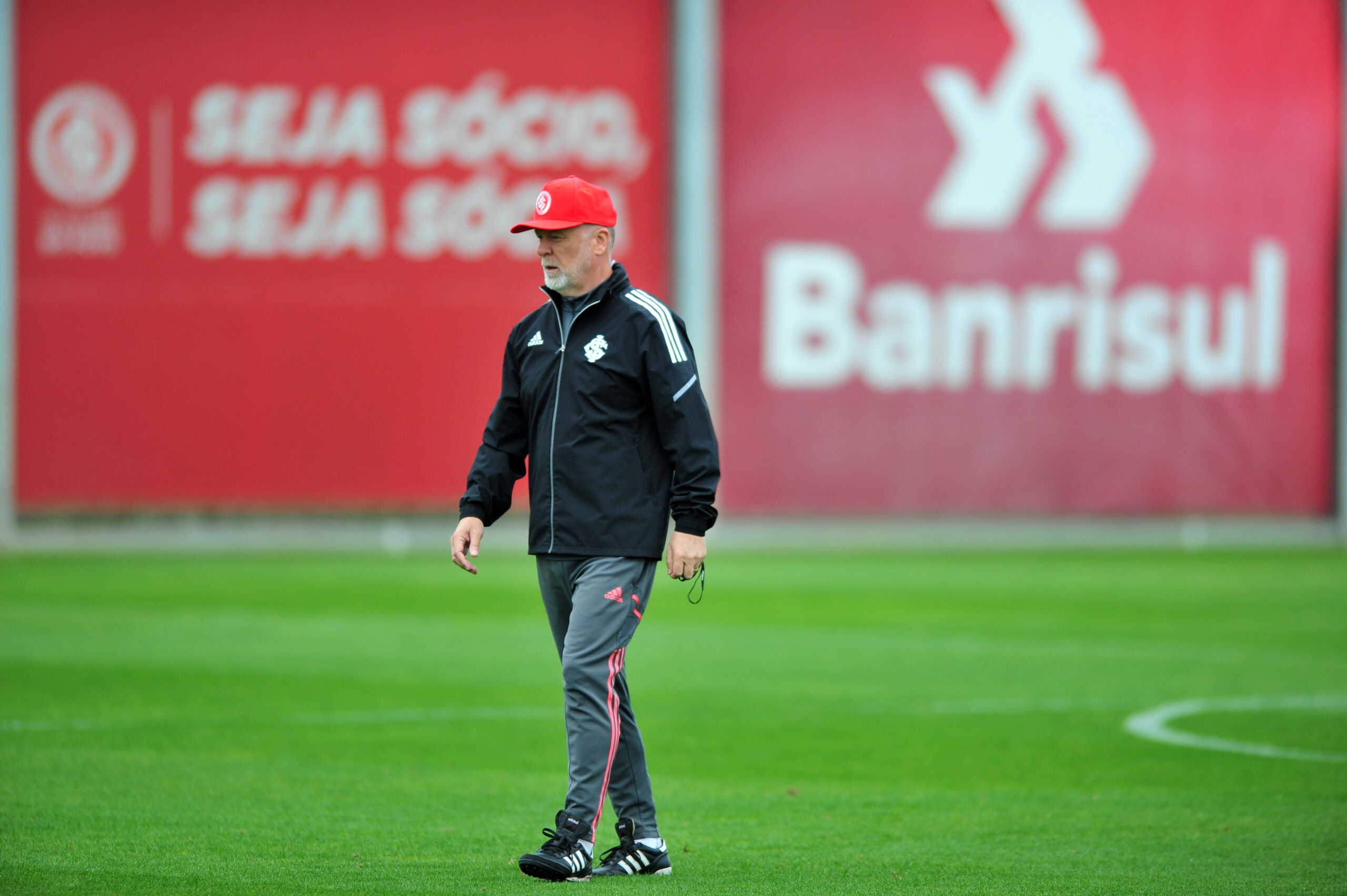 Mano Menezes esboça time do Inter para o jogo contra o Coritiba