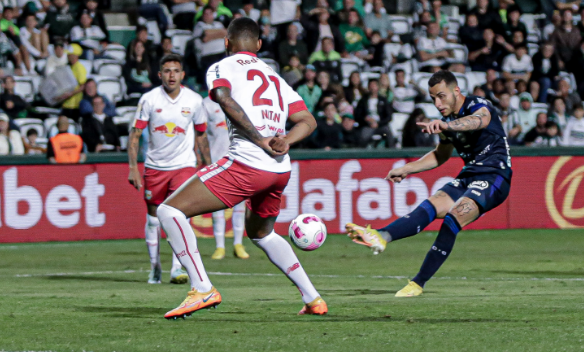 Volante que pode voltar ao Inter em 2023 marca no Brasileirão