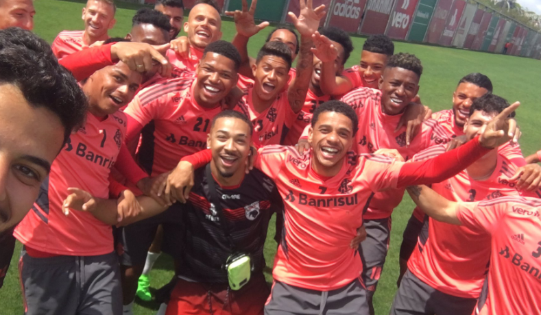 Torcedor do Inter invade treino e é recebido com festa pelos jogadores