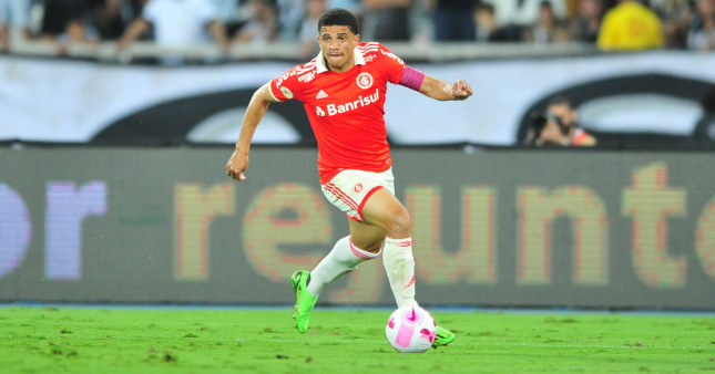 Taison se manifesta nas redes sociais após não ser relacionado para o jogo do Inter