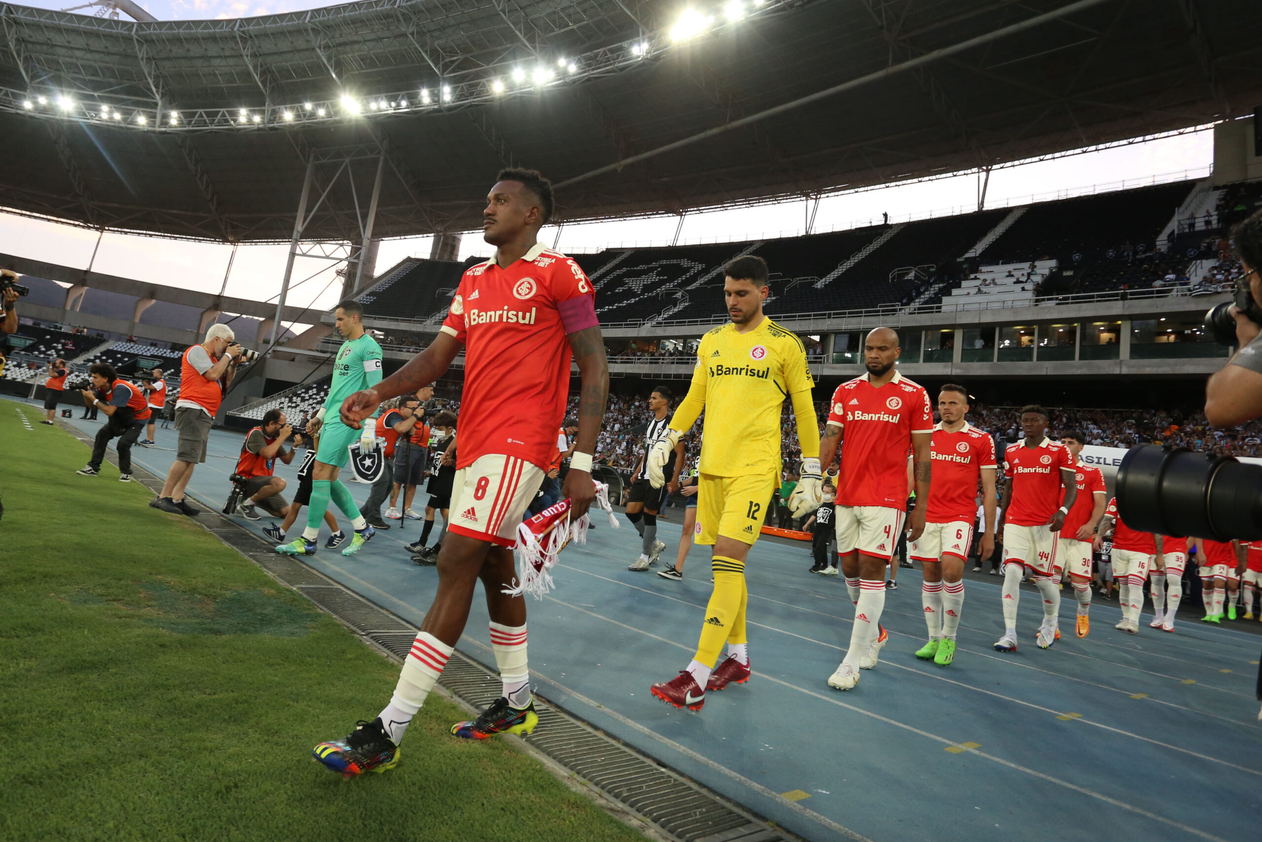 Mano explica escolha por titularidade de Edenilson e não Liziero em Botafogo e Inter