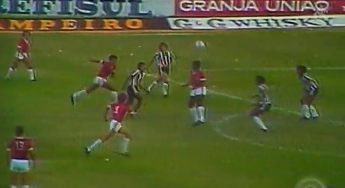 VÍDEO: Inter relembra gol antológico de Falcão