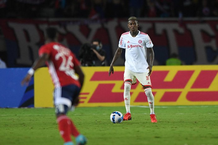 Sofascore compara números de zagueiro do Inter com Murilo, do Palmeiras