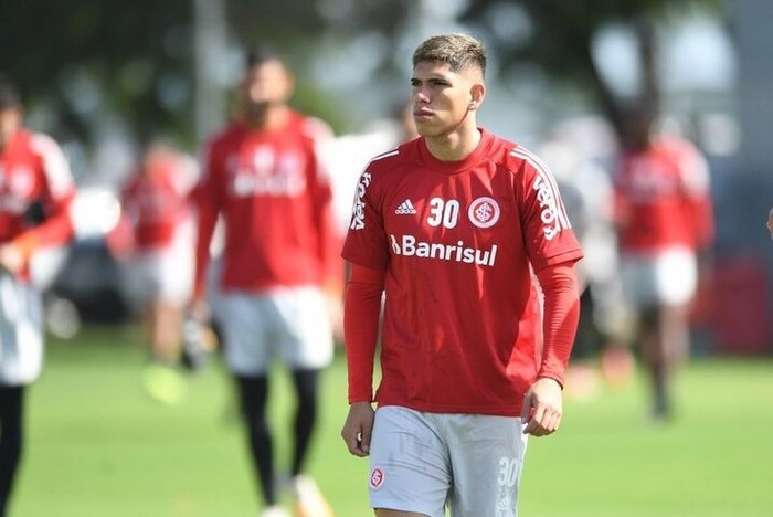 Clube desiste de ex-atacante do Inter, que perde chance de lucrar