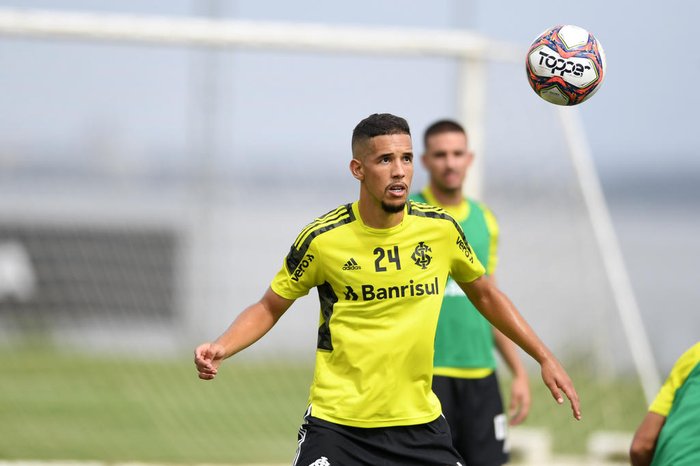 Zagueiro ex-Inter ainda busca se afirmar no futebol europeu