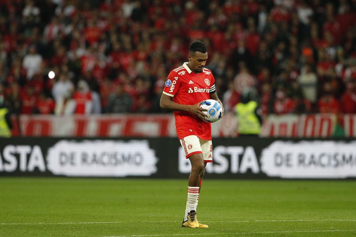 Comentarista diz ter conversado com Edenilson sobre transferência para o Atlético-MG