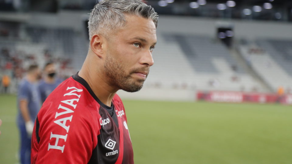 De olho no mercado: Meia com bagagem europeia deixa o Athletico-PR
