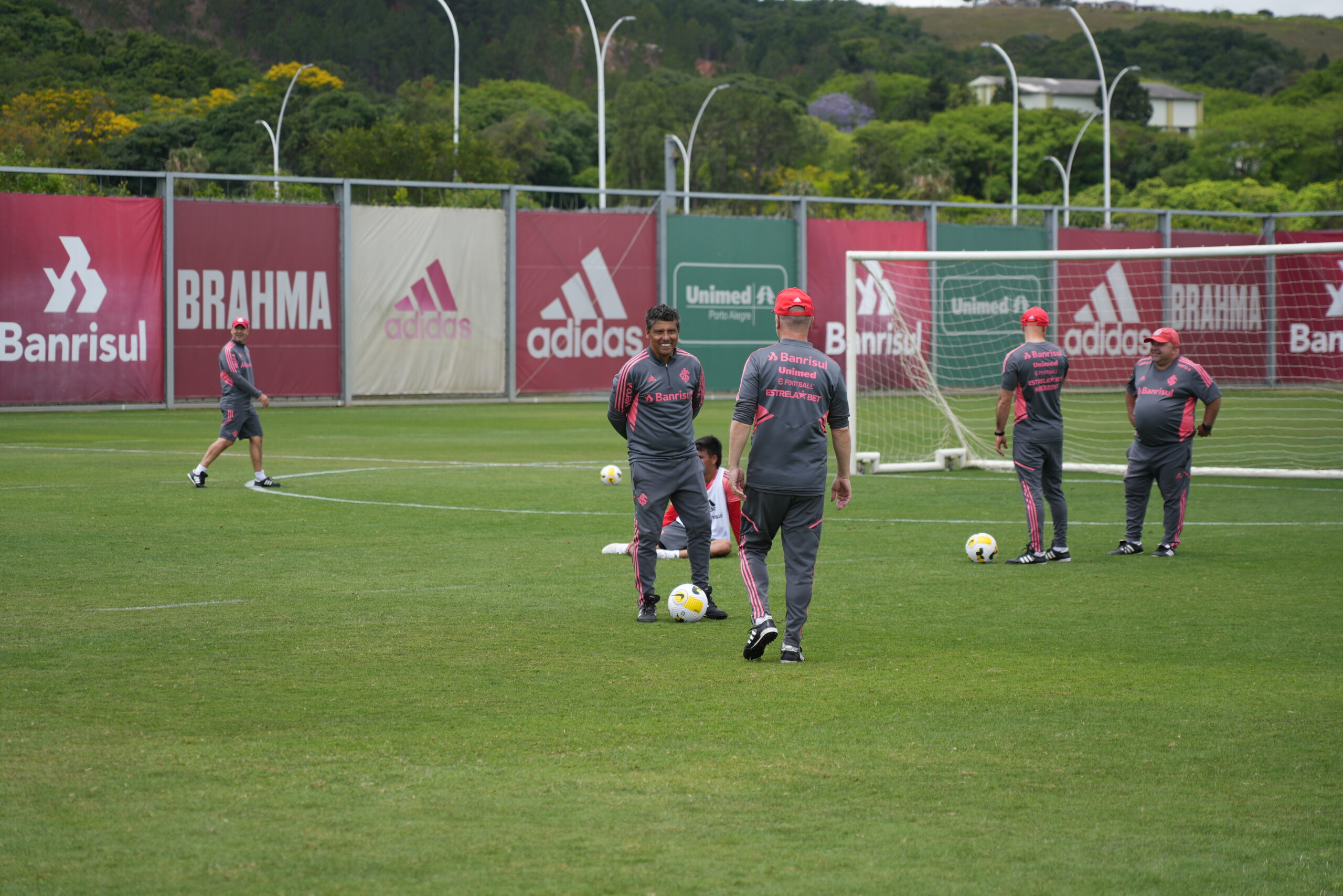 Inter volta a treinar e tem ausência de titular