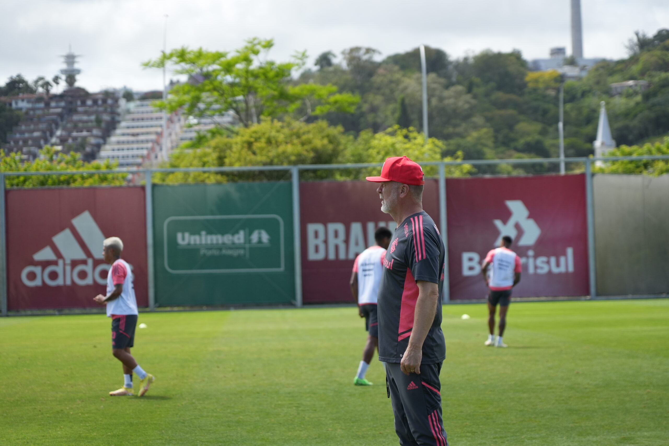 Mano Menezes pensa na definição da equipe que enfrentará o Palmeiras