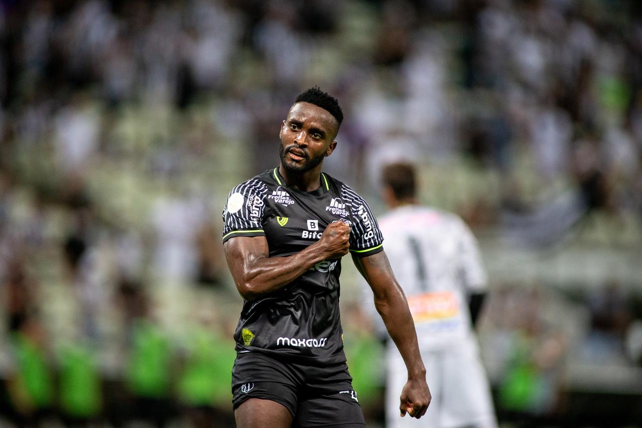 Equipe de ex-treinador do Inter acerta primeiro reforço