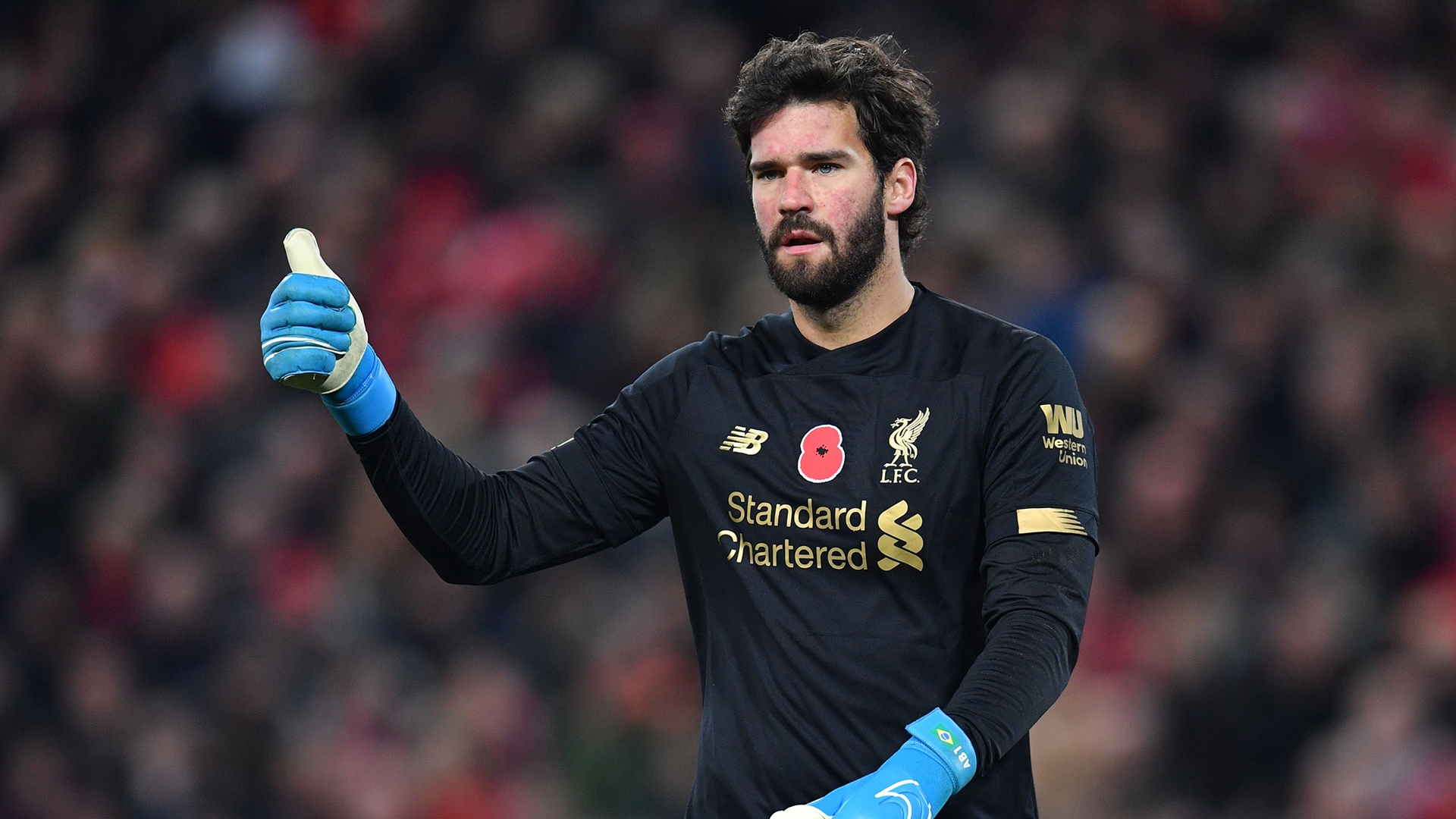 Alisson defende pênalti, Liverpool ganha mais uma e embala no Inglês