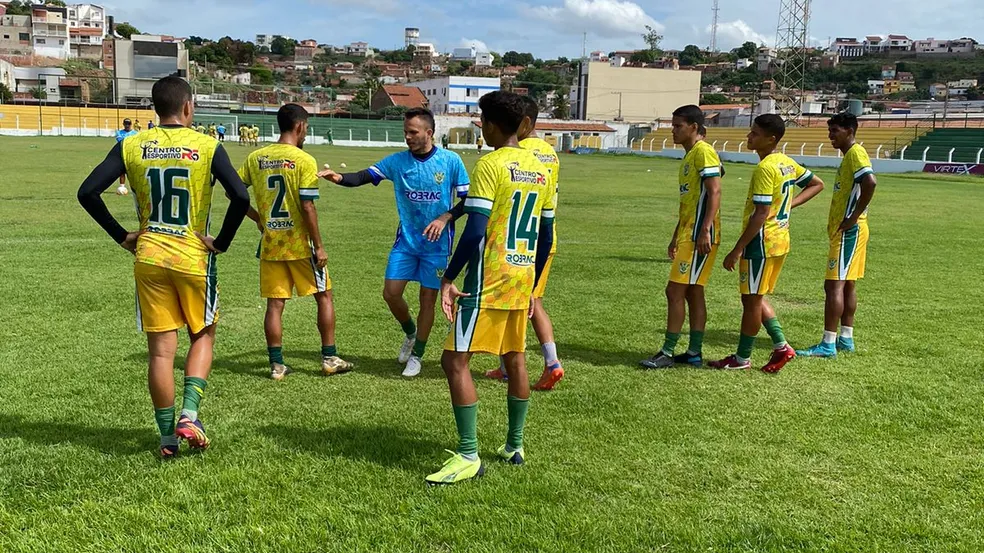 Renê assume nova função e comanda treino no Piauí