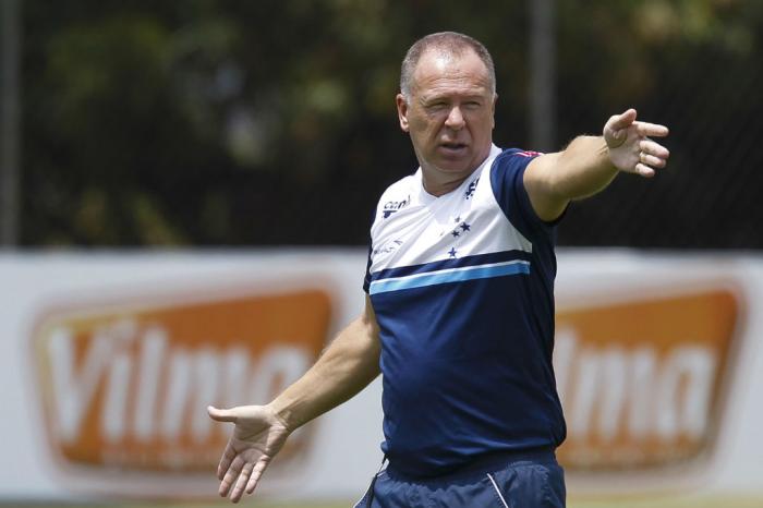 A equipe da Série A que deve dinheiro a Mano Menezes