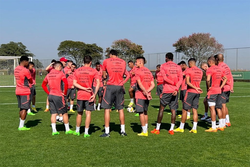 Inter se vê obrigado a vender um de dois meio-campistas