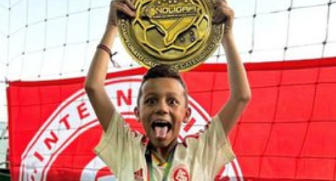 Filho de Edenilson se destaca marcando 4 gols em clássico Gre-Nal