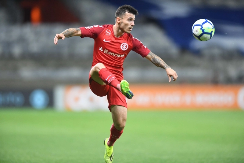 Lateral ex-Inter é anunciado pelo Vitória