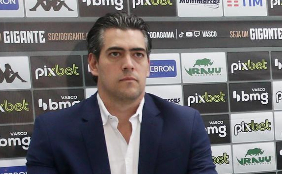 Demora para contratar? Jornalista elogia a ‘postura’ de Paulo Bracks no Vasco