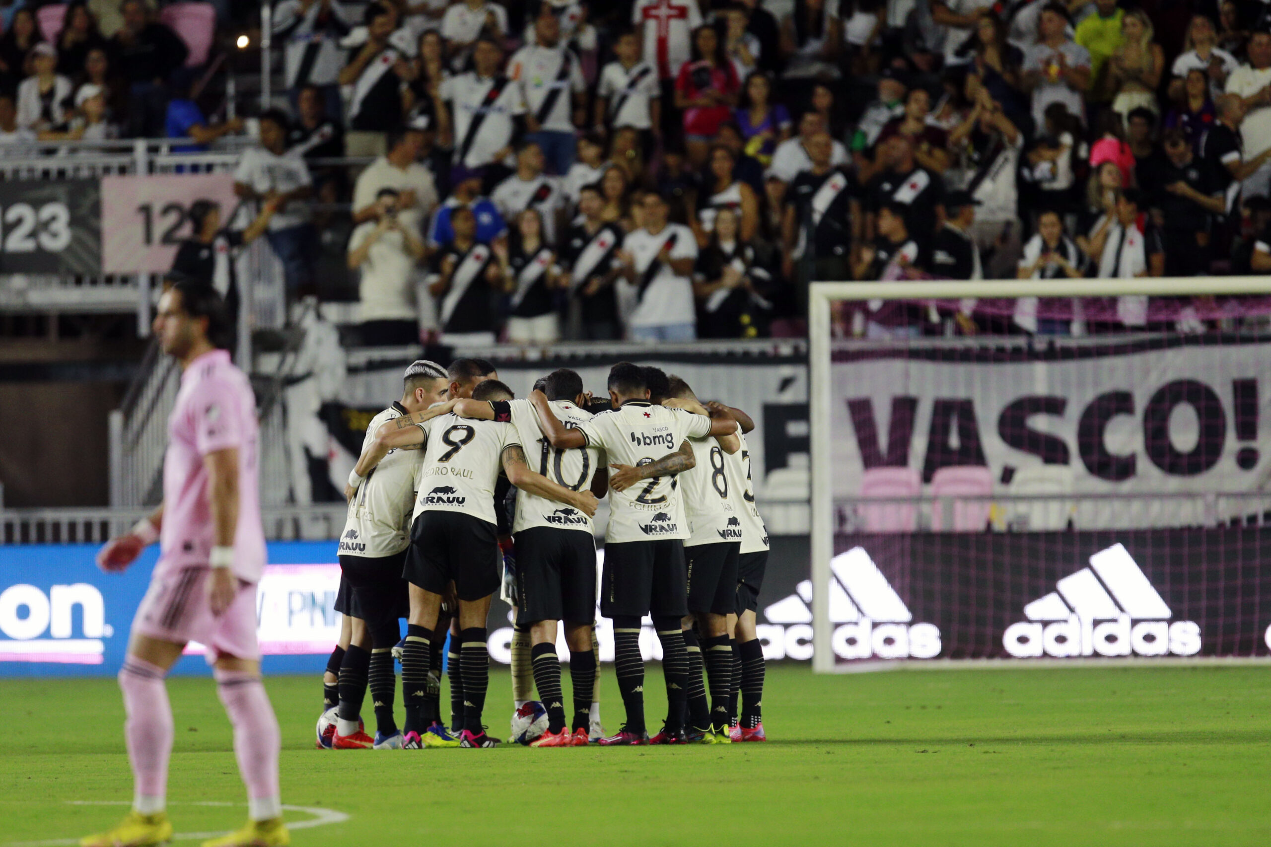Volante que interessou ao Inter é goleado pelo Vasco