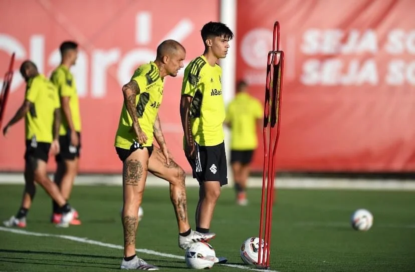 Direção do Inter confirma renovação de contrato de Enzo, filho de Fernandão