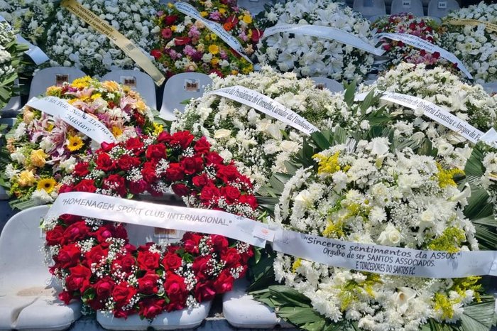 Inter homenageia Pelé em velório na Vila Belmiro