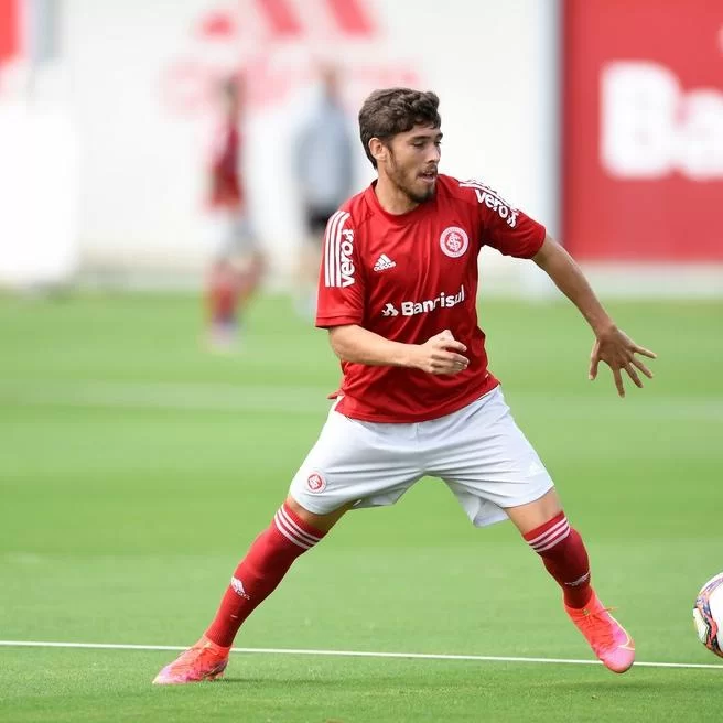 Inter anuncia saída de lateral-direito para o futebol grego