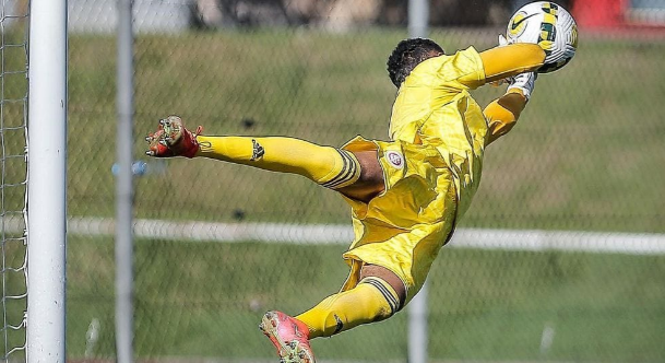 Goleiro vira herói e Inter avança de fase na Copinha
