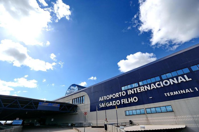 Reforço do Inter desembarca em Porto Alegre