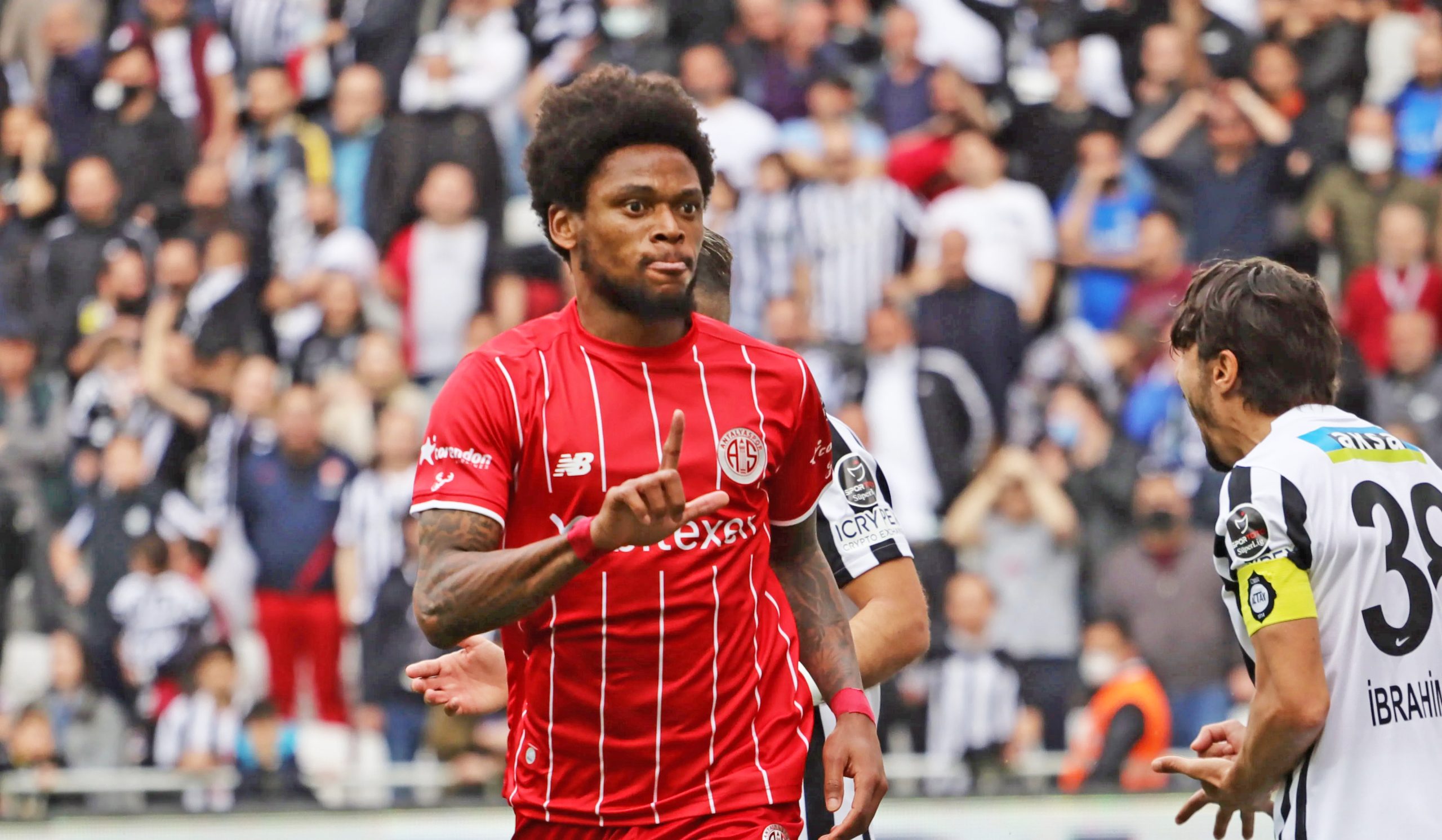 Quando Luiz Adriano e Aránguiz vão chegar no Inter?