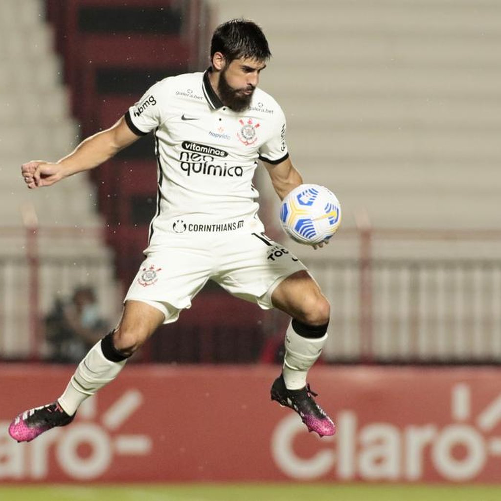 Alvo do Inter, Bruno Méndez ganha vaga como titular pelo Corinthians