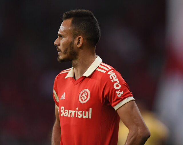 Renê lamenta gramado ruim e empate do Inter: “Um jogo diferente”