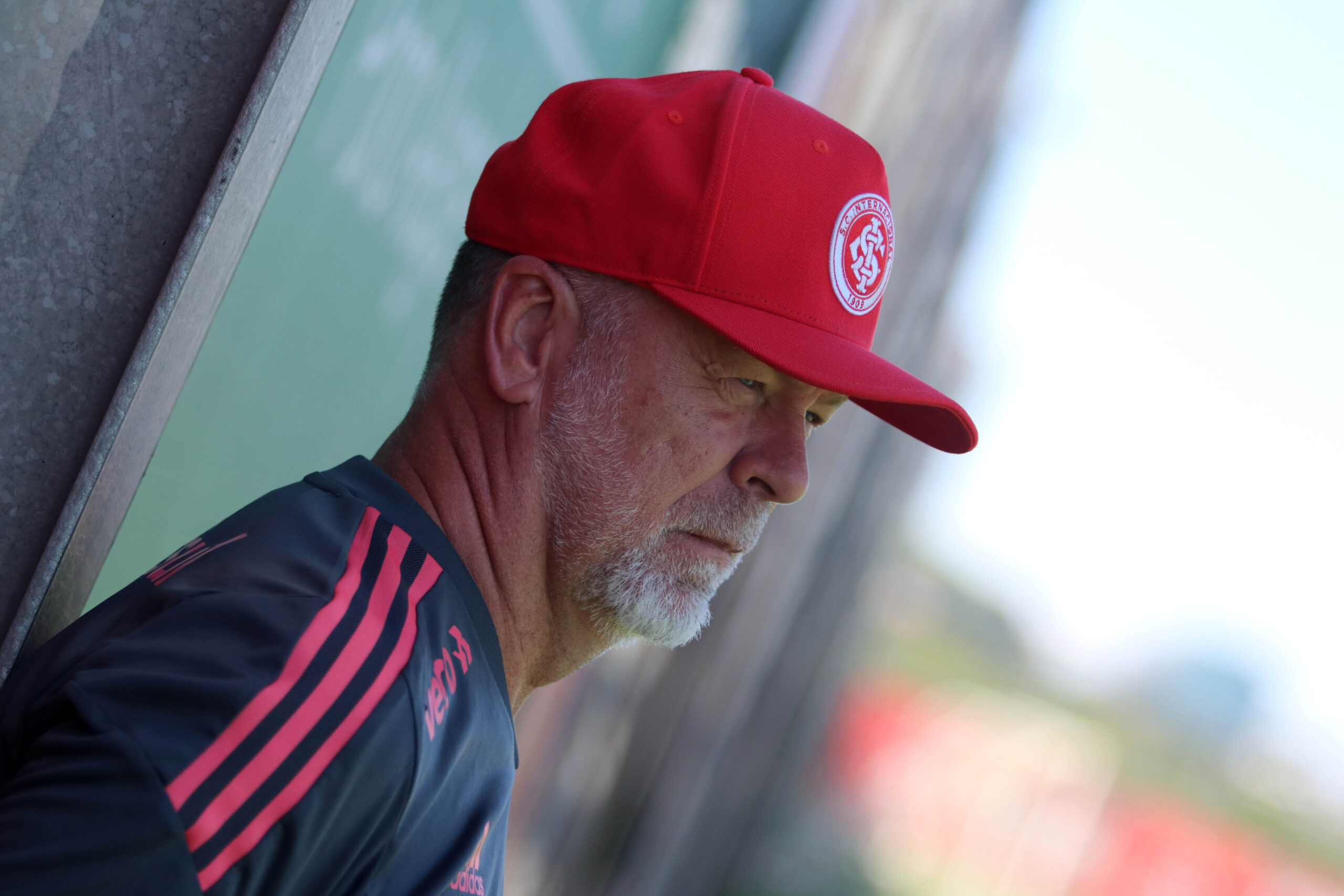 Volante larga atrás na briga por titularidade no Gre-nal