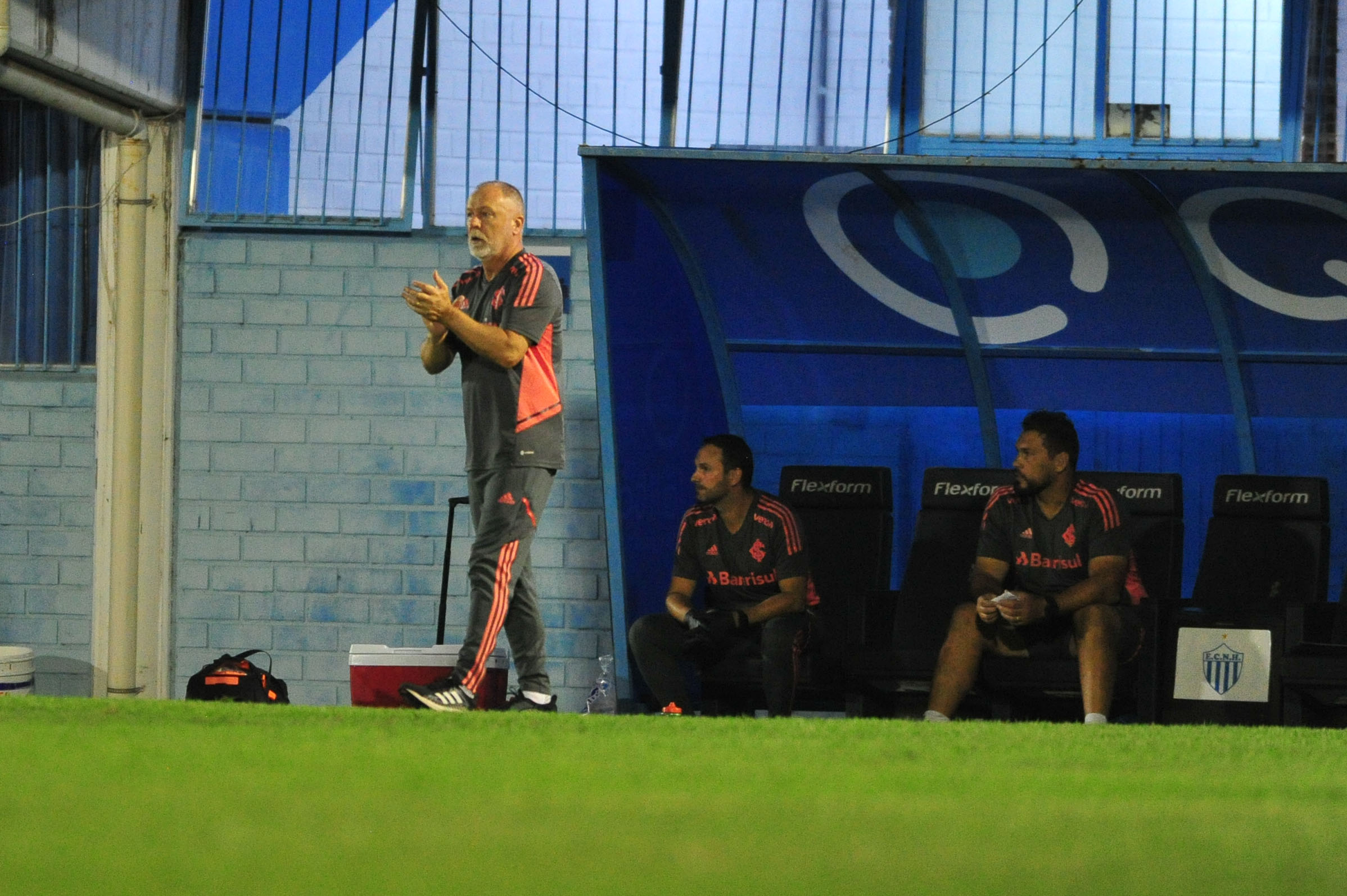 A marca que Mano Menezes vai atingir pelo Inter no jogo contra o Caxias