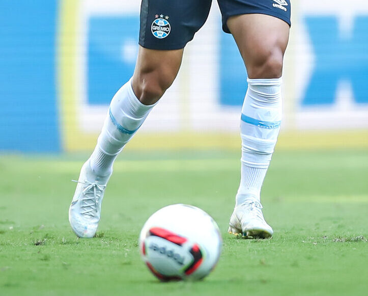 Grêmio proíbe jogadores de usar chuteira por causa do Inter; entenda