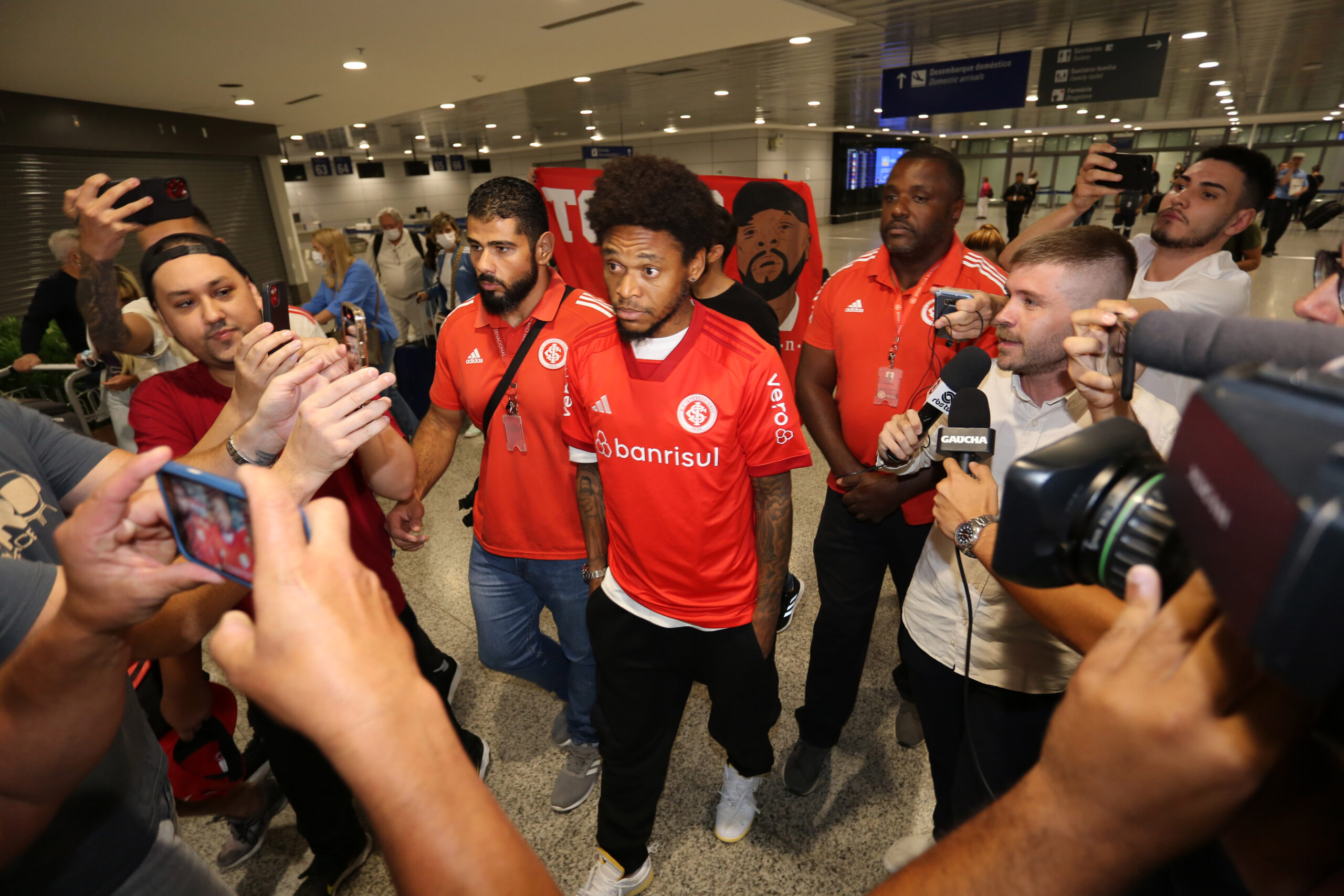 Confira as primeiras palavras de Luiz Adriano como jogador do Inter