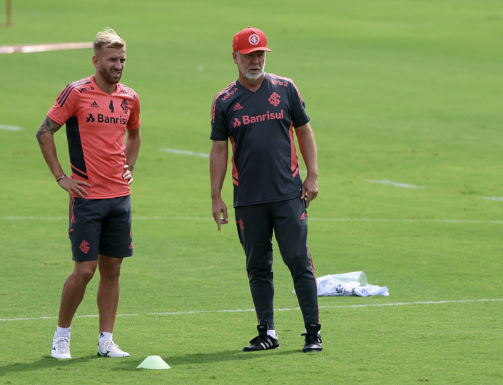 Barcellos se diz confiante em renovação com Pedro Henrique, mas revela: “Custo a entender o assunto”