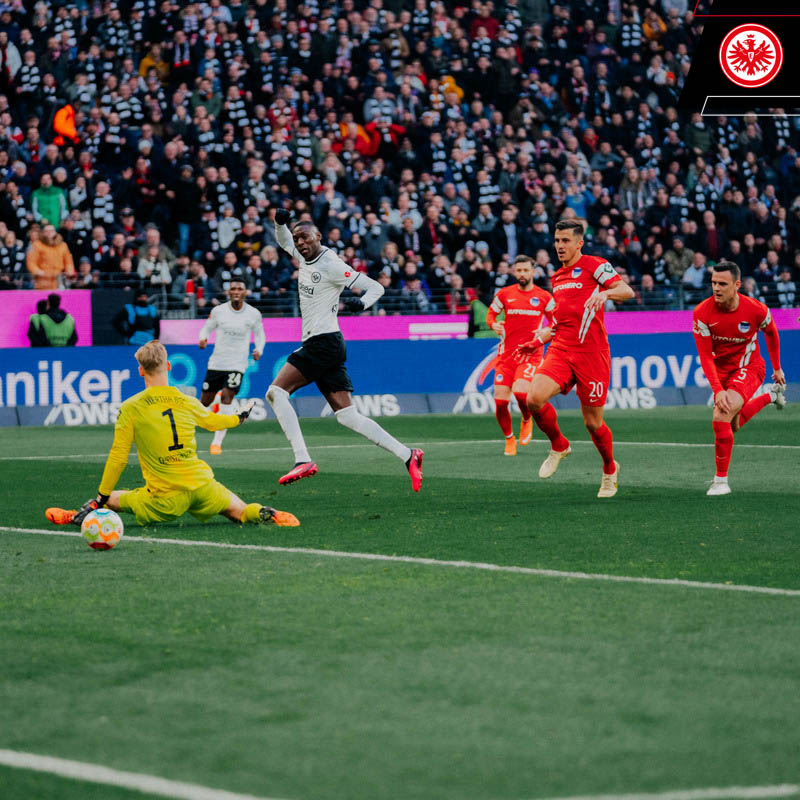 Centroavantes quase descartados pelo Inter ganham poucos minutos na vitória de time alemão