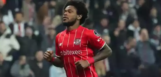 Saiba por quanto tempo Luiz Adriano vai assinar com o Internacional