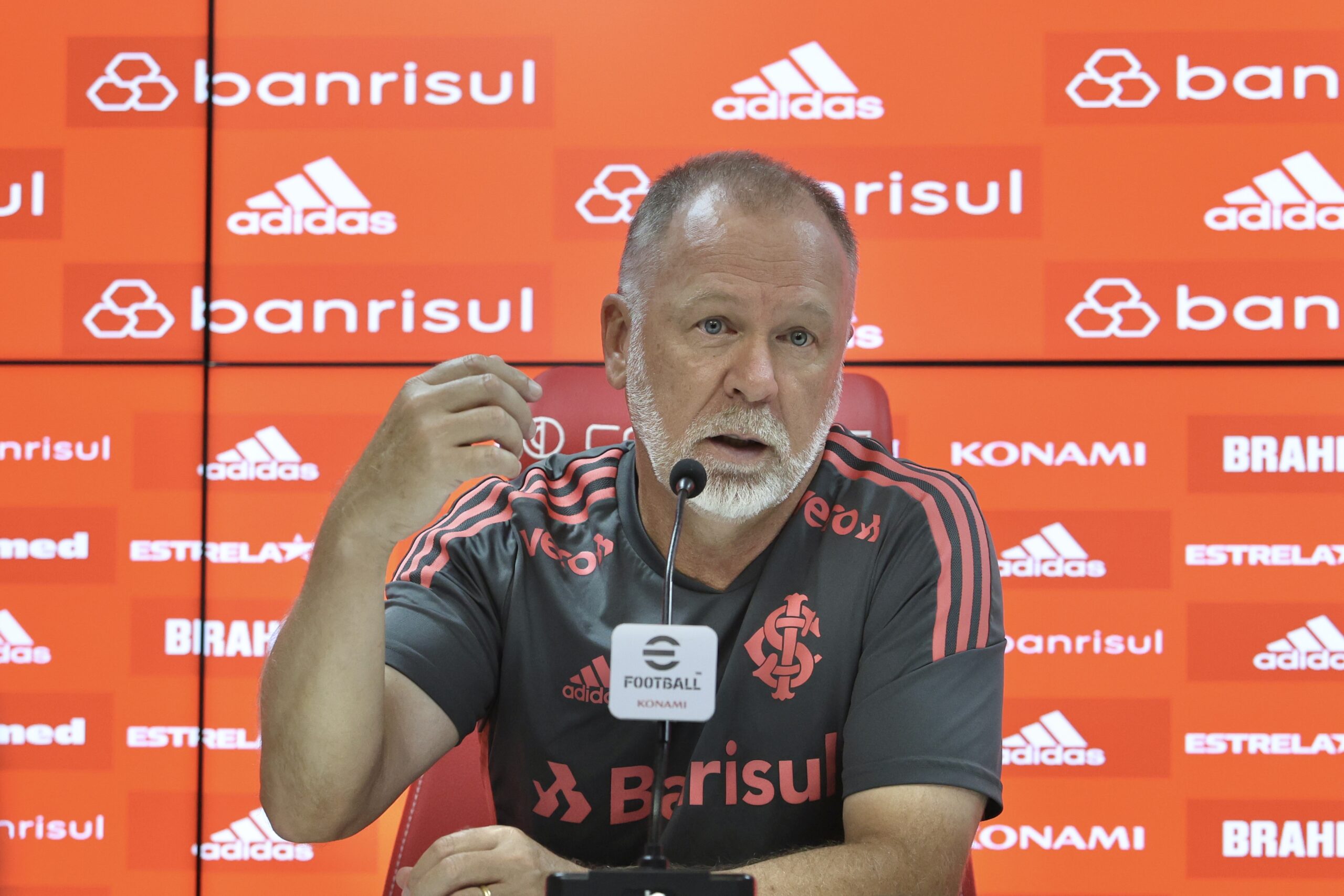 Mano Menezes confirma jogador que vai iniciar contra o Caxias na vaga de titular